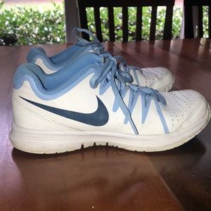 Women’s nike tennis shoes